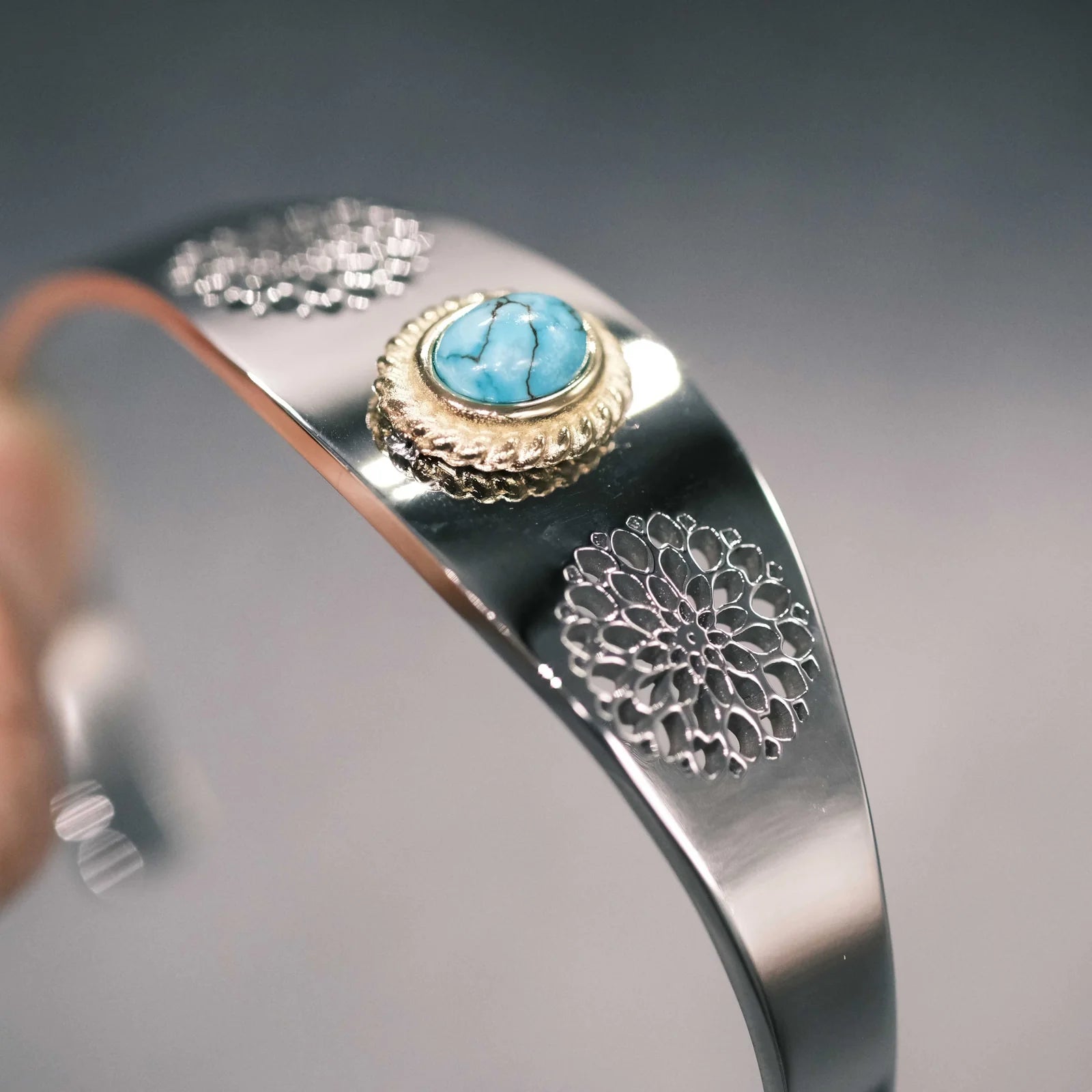 OVAL TURQUOISE SILVER BANGLE